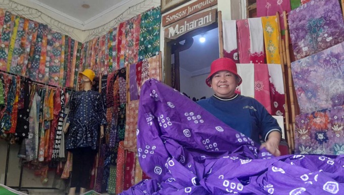 BERTAHAN: Surani merapikan kain jumputan selesai pewarnaan di rumahnya, Kampung Tahunan, Umbulharjo, Kota Jogja (8/8).(SITI FATIMAH/RADAR JOGJA )