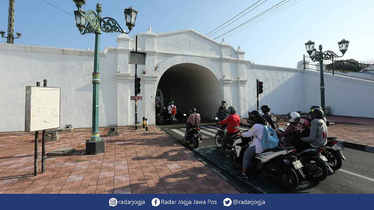 Suasana kawasan Plengkung Nirbaya atau Plengkung Gading, kemarin (23/8). UNESCO melakukan penilaian terkait pengajuan Sumbu Filosofi Jogja dari Tugu Pal Putih hingga  Panggung Krapyak sebagai Warisan Budaya Dunia Tak Benda. foto : Guntur Aga/Radar Jogja