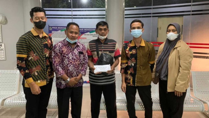 KEBERSAMAAN - Kegiatan penggalangan dana internal THL Gunungkidul yang diberikan kepada keluarga rekan kerja yang sakit.(ISTIMEWA)