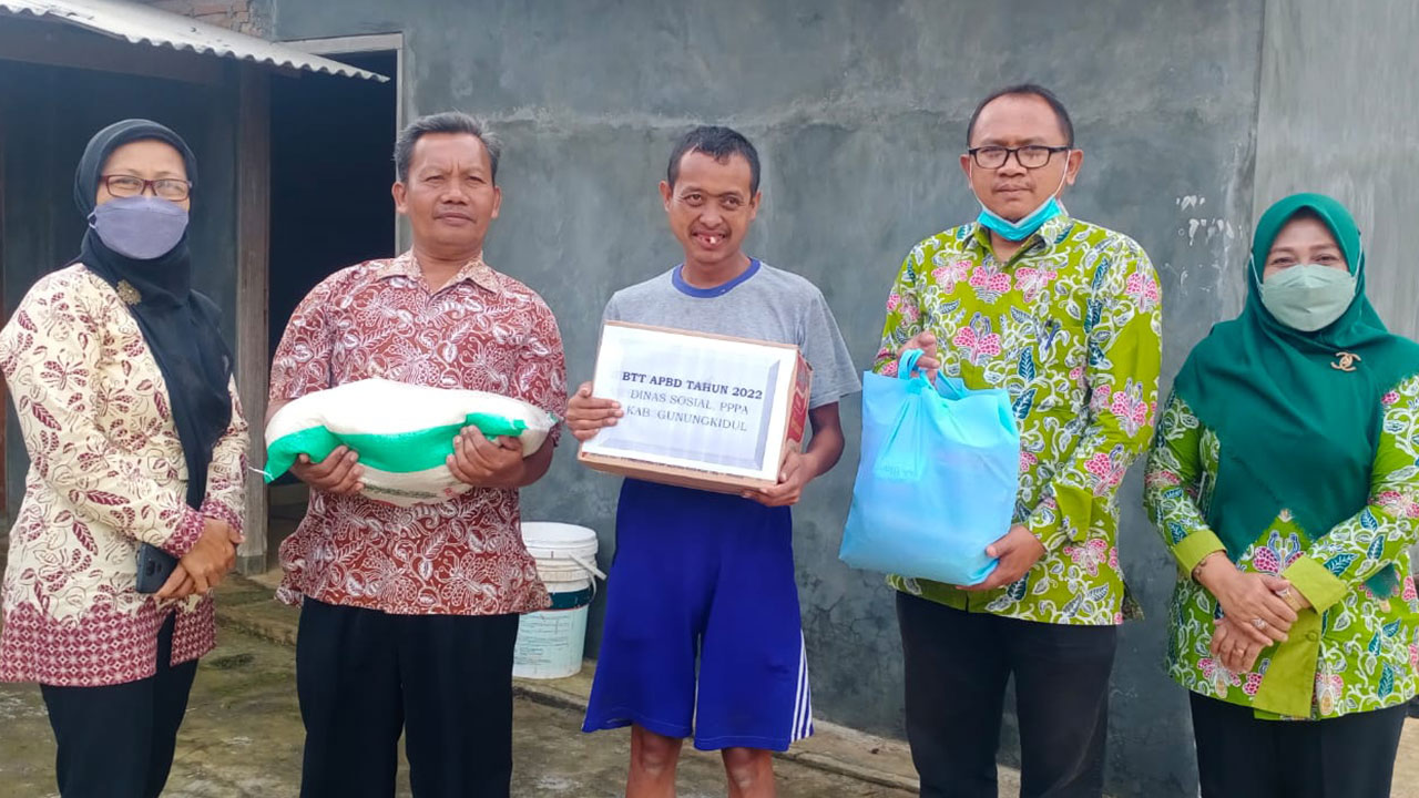 BELUM SEMUA DAPAT - Melalui anggaran bantuan tak terduga (BTT) Dinas Sosial Kabupaten Gunungkidul turun ke lapangan memberikan bantuan permakanan kepada ODGJ belum lama ini.(GUNAWAN/RADAR JOGJA)