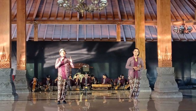 ASELI GUNUNGKIDUL - Geladi bersih persiapan pentas kolaborasi alat musik tradisional Rinding Gubeng dengan gamelan di gedung Taman Budaya Gunungkidul (TBG) pada Selasa (9/8).(ISTIMEWA)