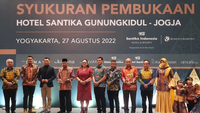 SELAMAT - Syukuran pembukaan hotel diselenggarakan secara meriah di Amarta Ballroom, Hotel Santika Sabtu (27/8) malam.(ISTIMEWA)