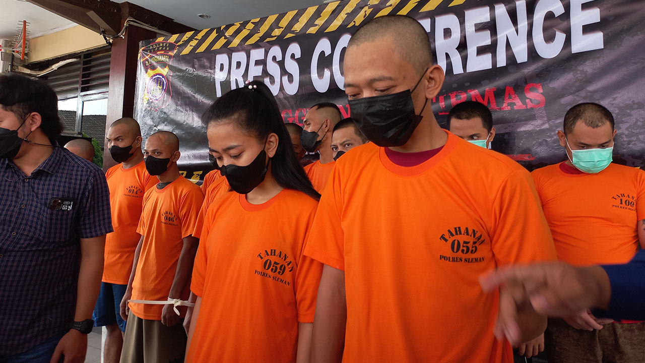 DIPOLISIKAN: Tersangka berinisal AWP, 39, dan istrinya ASS, 24, hanya menunduk setelah kedapatan menjual obat keras jenis Trihexyphenidyl di Mapolres Sleman (30/8).(MEITIKA CANDRA LANTIVA/RADAR JOGJA)