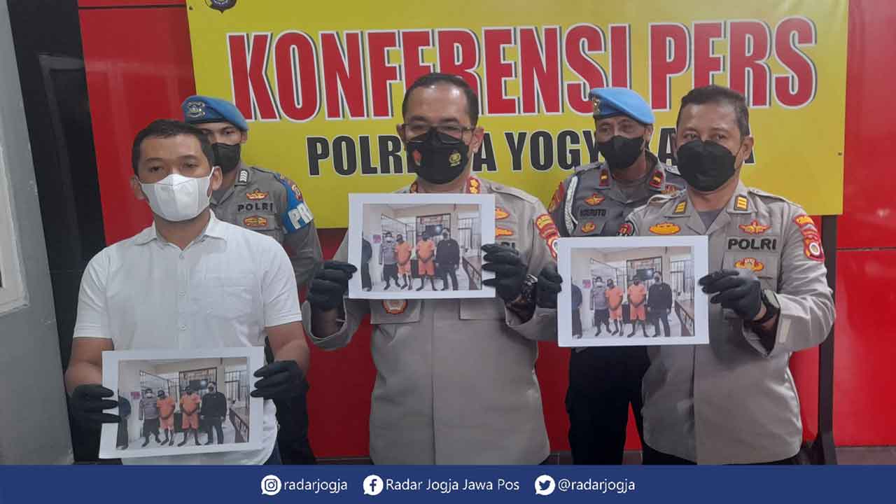 DITAHAN: Kapolresta Jogja Kombes Pol Idham Mahdi memperlihatkan foto AK, 36, dan YK, 27, tersangka penganiayaan JTM saat menyerahkan diri ke Polda DIJ, Rabu malam (24/8). SITI FATIMAH/RADAR JOGJA