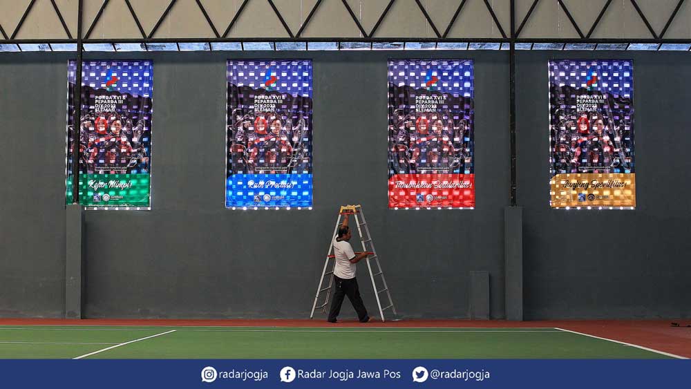 SIAP DIGUNAKAN: Persiapan venue Porda DIJ XVI 2022 DIJ cabang olahraga tenis di Lapangan tenis Pemkab Sleman, kemarin (25/8). (Guntur Aga Tirtana/Radar Jogja)