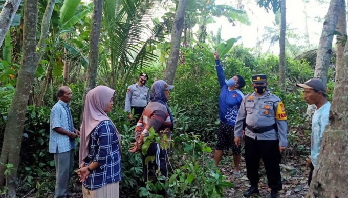 NAHAS: Anggota Polsek Wates saat melakukan olah TKP di Kalurahan Karangwuni, Kapanewon Wates, Kulonprogo, kemarin.(ISTIMEWA)
