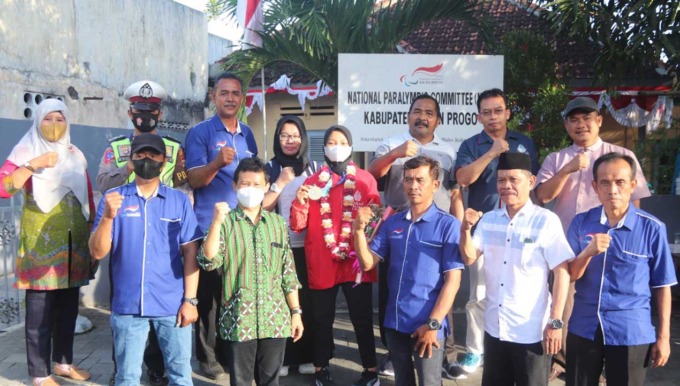 MEMBANGGAKAN: Qonitah Ikhtiar Sakuro (merah dengan kalungan bunga) mendapat apresiasi atas prestasinya di ASEAN Para Games (APG) XI Solo 2022.(HENDRI UTOMO / RADAR JOGJA)