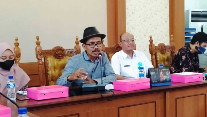 LITERASI: Penggiat sekaligus Pembina Komunitas Sastra-Ku Marwanto saat menjelaskan sayembara esai di Balai Agung Kompleks Pemkab Kulonprogo.(HENDRI UTOMO / RADAR JOGJA)