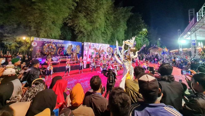 MERIAH: Para kontingen terlihat luwes saat menampilkan keseniannya. Warga pun tampak memadati area karnaval, mulai dari Lapangan Kujon hingga Terminal Borobudur.(Naila Nihayah/Radar Jogja)