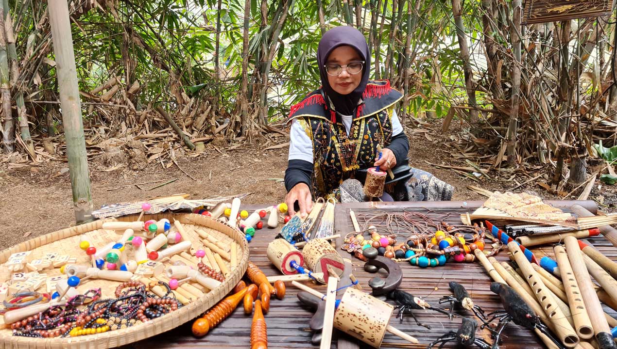 PAMERKAN KARYA: Setiap harinya, Munafiah berjualan di area pintu 3 Candi Borobudur. Kendati pariwisata mulai pulih, namun dia juga kerap pulang dengan tangan kosong.(Naila Nihayah/Radar Jogja)