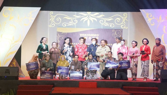 MERIAH: Para nominasi terbaik tampak berjajar usai mendapat penghargaan pada Diskominfo Award pada Penganugerahan Video BUMDes Kabupaten Magelang, Selasa (2/8).(ISTIMEWA)