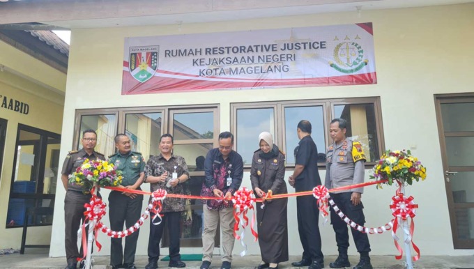 RESMI: Wali Kota Magelang Muchamad Nur Aziz, Kepala Kejaksaan Negeri (Kajari) Kota Magelang Siti Aisyah, serta beberapa perwakilan Forkompimda saat meresmikan rumah Restorative Justice di Kecamatan Magelang Tengah, Rabu (3/8).(Naila Nihayah/Radar Jogja)