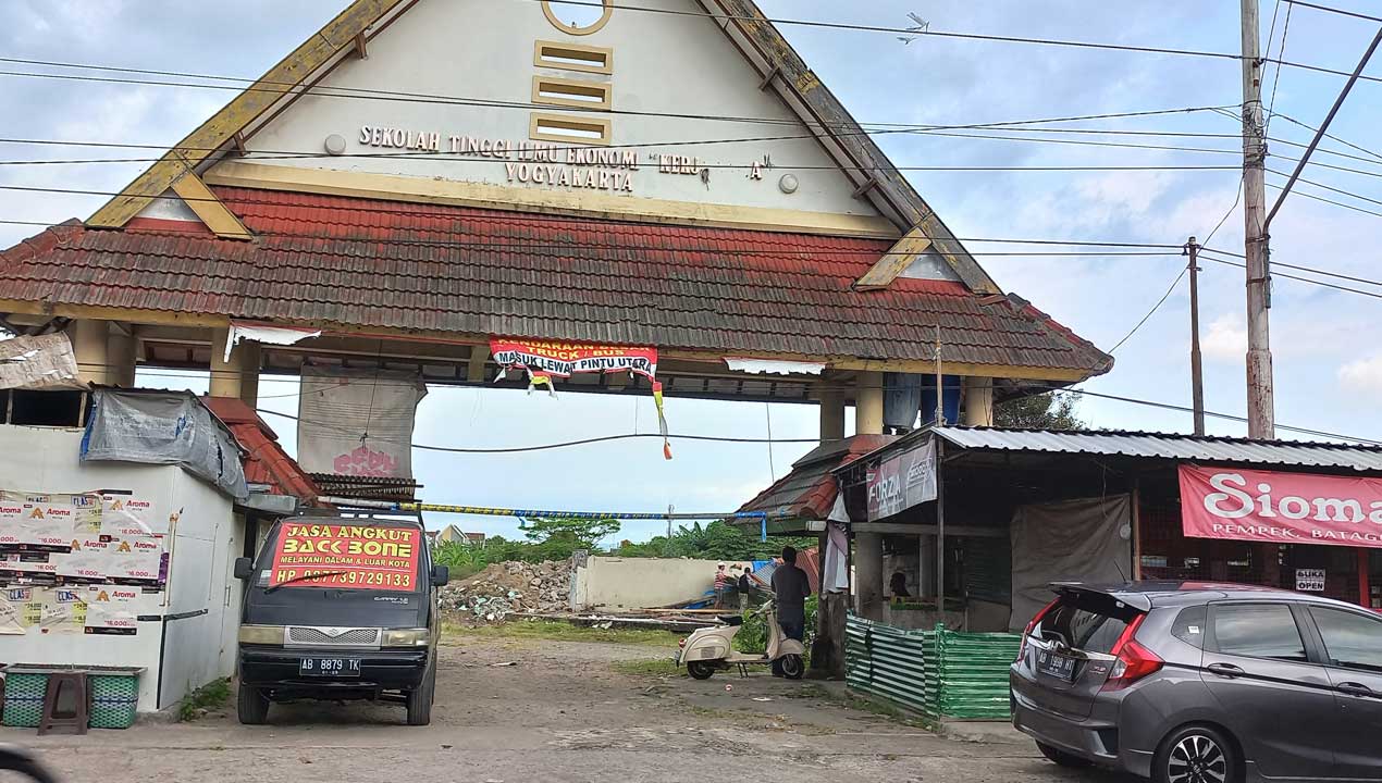 DIRATAKAN: Dua alat berat sedang meratakan tanah lahan bakal digunakan even pasar rakyat di Eks Kampus Stiker Jalan Parangtritis kemarin (31/8).(WINDA ATIKA IRA P/RADAR JOGJA)