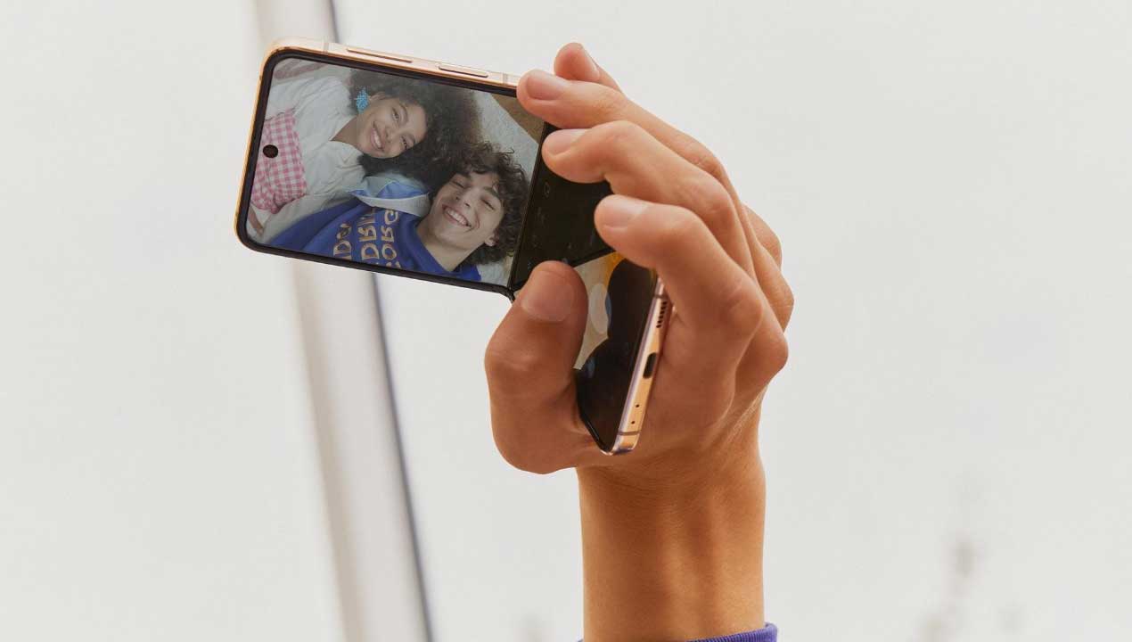 LOW LIGHT: Rekam video dengan Galaxy Z Flip4 5G layaknya camcorder menggunakan flex mode. (FOTO: SAMSUNG FOR RADAR JOGJA)