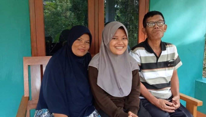 BAHAGIA: Raden Rara Kartika Dewi didampingi orangtuanya Nowo Ongkoputro Meidi Haribowo dan Sumilah, (1/8). Gadis yang akrab disapa Tika ini lolos SNMPTN dengan beasiswa KIP Kuliah di UNY. (SUMBER FOTO: HUMAS UNY FOR RADAR JOGJA)