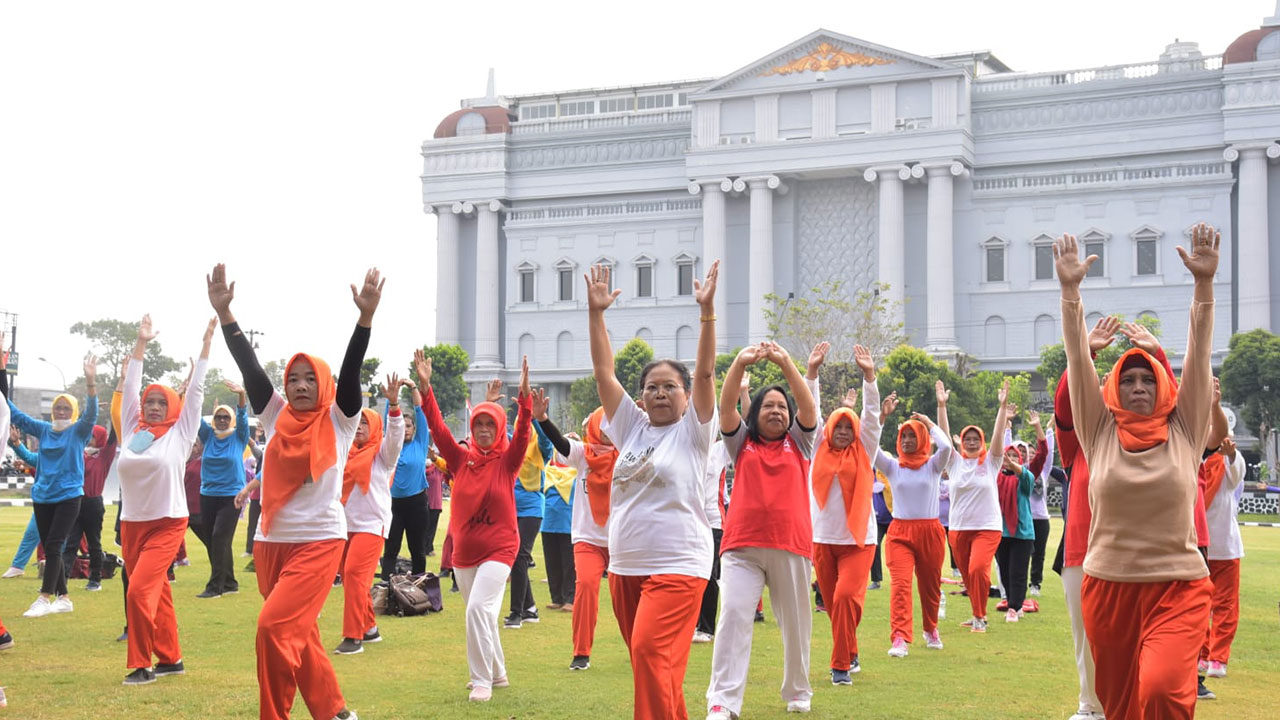 ANTUSIAS: Para lansia saat mengikuti kegiatan senam dalam rangka memperingari Hari Lanjut Usia Nasional ke-26 di Lapangan Denggung Sleman kemarin (30/8).(DOKUMENTASI HUMAS PEMKAB SLEMAN)
