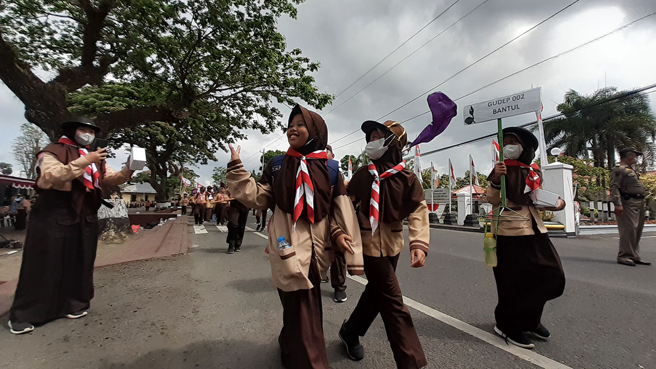 SEMARAK: Siswa di Kabupaten Bantul saat pawai dalam peringatan Hari Pramuka kemarin (30/8). Tahun ini, peringatan tersebut digelar secara luring setelah hampir dua tahun ditiadakan karena pandemi.(IWAN NURWANTO/RADAR JOGJA)