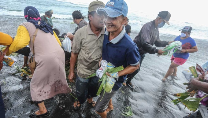 OPTIMALISASI: Warga dan pengunjung saat berebu uba rampe labuhan di Pantai Depok beberapa waktu lalu (11/8). Untuk meningkatkan jumlah kunjungan di pantai selatan Bantul, pemkab tengah mempersiapkan tiga event besar.(RADAR JOGJA FILE)