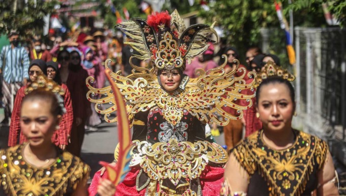 CAPTION : GKR Hemas saat ikut dalam pawai andong di Kenduri Ageng Ambal Warsa Kalurahan Sabdodadi, Kapanewon Bantul, Bantul pada Minggu (7/8).(ELANG KHARISMA DEWANGGA)