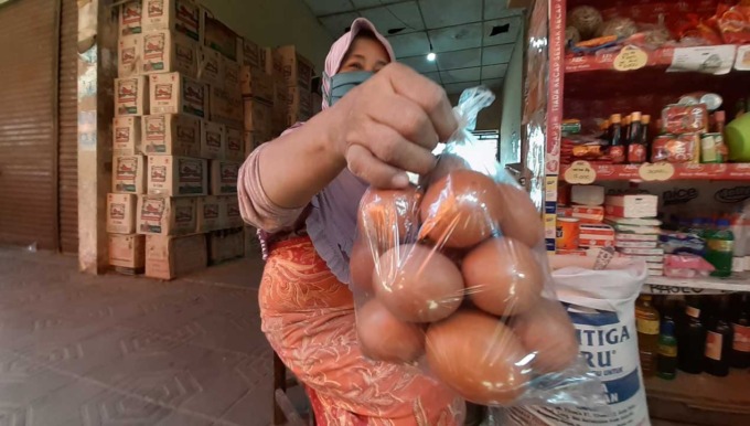 MASIH TINGGI: Pedagang di Pasar Bantul saat menunjukkan telur kemarin (23/8). Disebutkan, harga komoditas telur tembus Rp 30 ribu per kilogram.(IWAN NURWANTO/RADAR JOGJA)