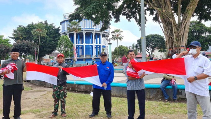 PAMERKAN BENDERA: Perwakilan kelurahan menerima bendera Merah Putih sebagai bagian dari gerakan 10 juta bendera di Alun-Alun Kota Magelang, kemarin (10/8).(NAILA NIHAYAH/RADAR JOGJA)