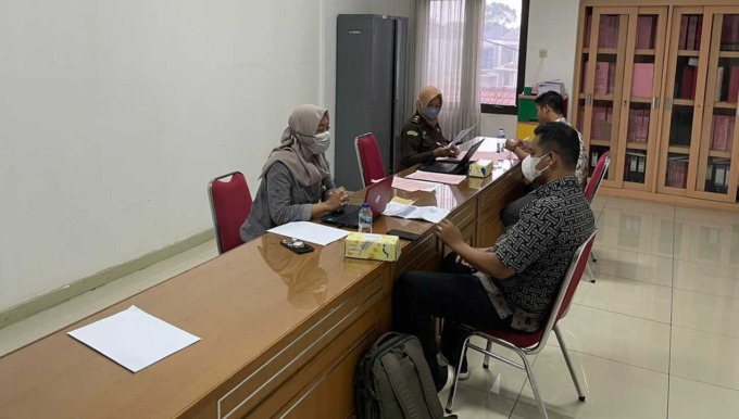 DIMINTAI KETERANGAN: Dua tersangka baru kasus penggelapan dana operasional BBM mobil sampah di Dinas Lingkungan Hidup (DLH) Kabupaten Magelang saat diperiksa petugas Kejari Kabupaten Magelang.(ISTIMEWA)