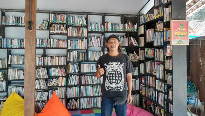 TEKUN: Kuat yang merupakan penggagas gerakan literasi di bawah jembatan aliran Sungai Oya saat berada di Jembatan Edukasi Siluk (2/8).(IWAN NURWANTO/RADAR JOGJA)