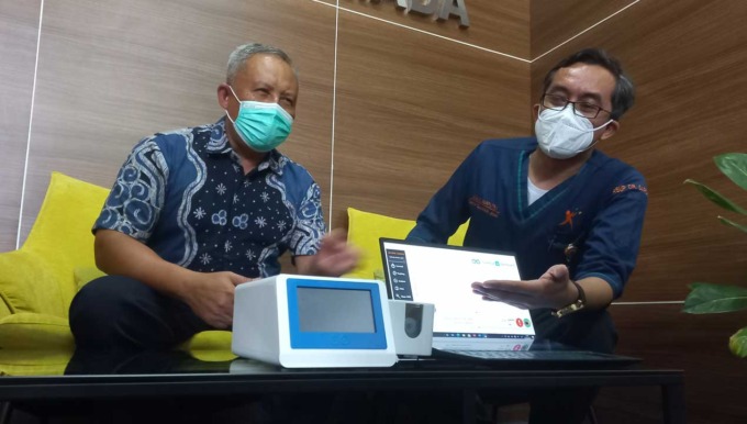 TERBARU: Tim Inventor GeNose UGM Kuwat Triyana (kiri) dan Dian Kesumapramudya Nurputra menunjukkan GeNose yang sudah ter-upgrade utuk deteksi kanker serviks kemarin (22/8).(MEITIKA CANDRA LANTIVA/RADAR JOGJA )