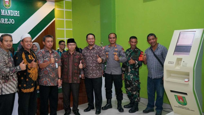 RESMI: Sekda Kabupaten Magelang Adi Waryanto saat meresmikan dan meninjau gedung baru Balai Desa Pucungrejo dan tempat evakuasi akhir (TEA).(ISTIMEWA)