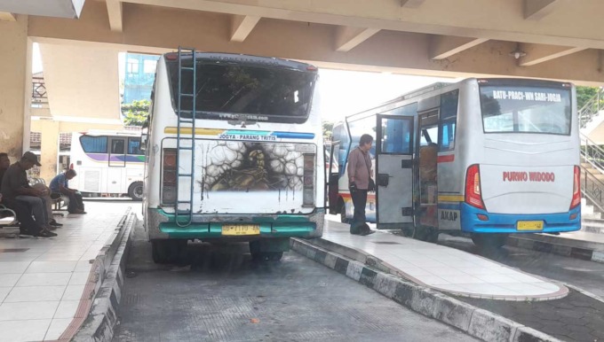 MENUNGGU : Penumpang menunggu pemberangkatan bus di Terminal Giawangan.(SITI FATIMAH/RADAR JOGJA)