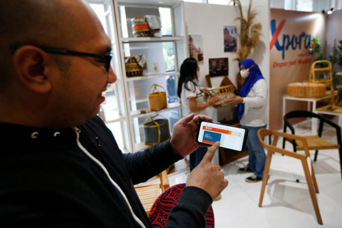 JAKARTA - Nasabah tengah melakukan transaksi bisnis melalui BNIDirect di sela-sela kemeriahan BNI Loud Fest 2022, Minggu (17/7/2022).(DOKUMEN BNI)