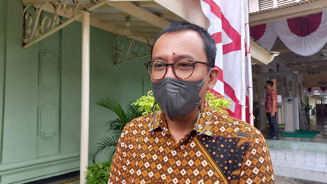 JAMIN AMAN: Executive General Manager Pertamina Patra Niaga Jawa Bagian Tengah Dwi Puja Ariestya usai bertemu Gubernur HB X di Kompleks Kepatihan, Jogja, kemarin (30/8).(WINDA ATIKA IRA P/RADAR JOGJA)