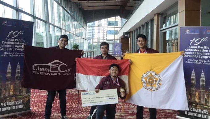 KALAHKAN BANYAK PT: Tim Reactics Janaka UGM saat mengikuti Institution of Enggineers Malaysia (IEM) Chem-E-Car Presentation Competition 2022 di UCSI University (9/8).(HUMAS UGM FOR RADAR JOGJA)