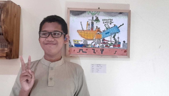 SUKA GAMBAR KENDARAAN: Syam Bayu bersama ibunya Merna Annisa dan gurunya Eko Mudjiono. Ia senang melukis tentang ketidaknyamanan terhadap suara bising kendaraan.(SITI FATIMAH/RADAR JOGJA)
