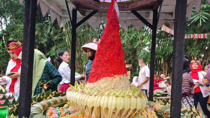 GREBEG TELA: Tiap RT di Desa Bumiharjo, Borobudur, Magelang, membuat tumpeng berbahan dasar singkong atau tela. Lalu, para warga akan mengambil jajanan itu.(Naila Nihayah/Radar Jogja)