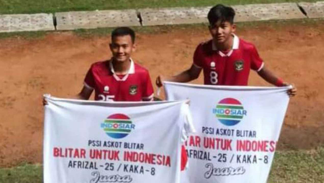 SUPPPORT KHUSUS: Suporter dari Kota Blitar memberikan dukungan khusus untuk dua penggawa Timnas U-16 Muhammad Rizki Afrisal dan Arkhan Kaka Putra.(ISTIMEWA)