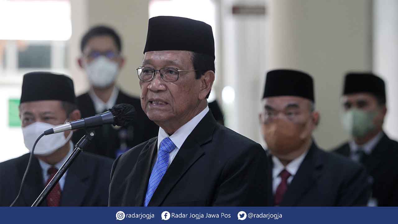 TUNGGU PELANTIKAN: Gubernur DIJ Hamengku Buwono X memberikan keterangan pers seusai menghadiri Rapat Paripurna DPRD DIJ dengan agenda penetapan gubernur dan wakil gubernur DIJ masa Jabatan 2022-2027, di Kantor DPRD DIJ, kemarin (9/8). Guntur Aga Tirtana/R