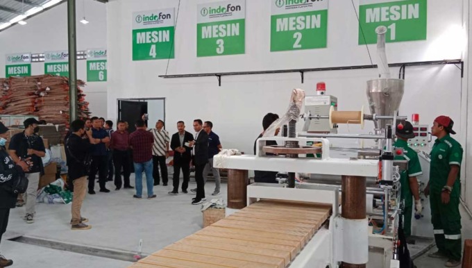 BERKEMBANG: Launching pabrik plafon polivinil clorida (PVC) milik PT Indofon di Kawasan Industri Sentolo, Kulonprogo.(HENDRI UTOMO / RADAR JOGJA)