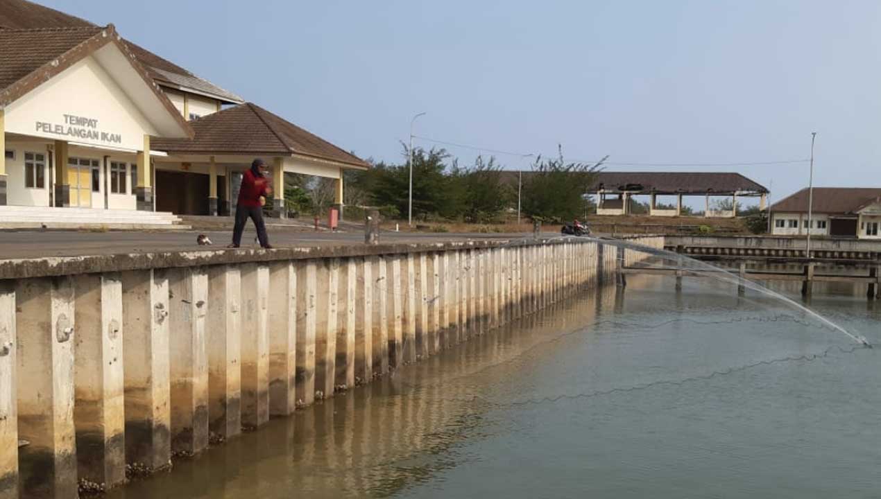CARI IKAN : Seorang nelayan menebar jala di pelabuhan Tanjung Adikarto, Kalurahan Karangwuni, Kapanewon Wates, Kulonprogo yang mangkrak dan tidak berfungsi.(HENDRI UTOMO / RADAR JOGJA)