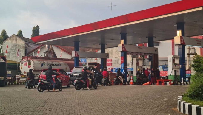 ANTRE: Para pengemudi tampak mengantre di SPBU Pakelan. Lantaran jenis Pertalite dalam pengisian, mereka memilih menggunakan Pertamax.(Naila Nihayah/Radar Jogja)