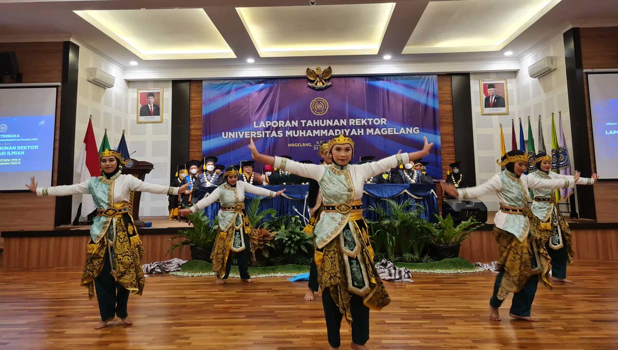CIAMIK: Beberapa mahasiswa tampil membawakan tarian guna mewarnai kegiatan laporan tahunan Rektor Universitas Muhammadiyah Magelang (Unimma) dalam rangkaian Milad ke-58.(Naila Nihayah/Radar Jogja)