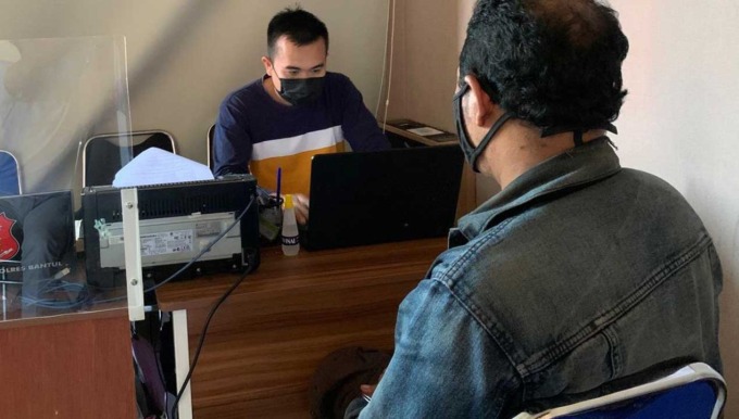 DICOKOK: Pelaku ES, kasus perjudian online di Banguntapan saat dimintai keterangan di Polres Bantul Selasa (23/8).(DOKUMENTASI HUMAS POLRES BANTUL)