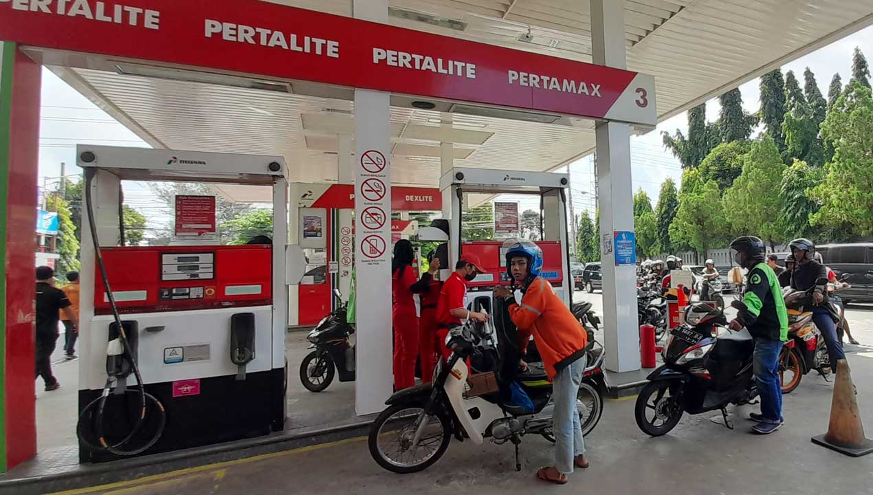 Pengemudi online mengantre BBM Subsidi di SPBU Kasam jalan Kolonel Sugiyono, Mergangsan, Kota Jogja.(SITI FATIMAH/RADAR JOGJA)