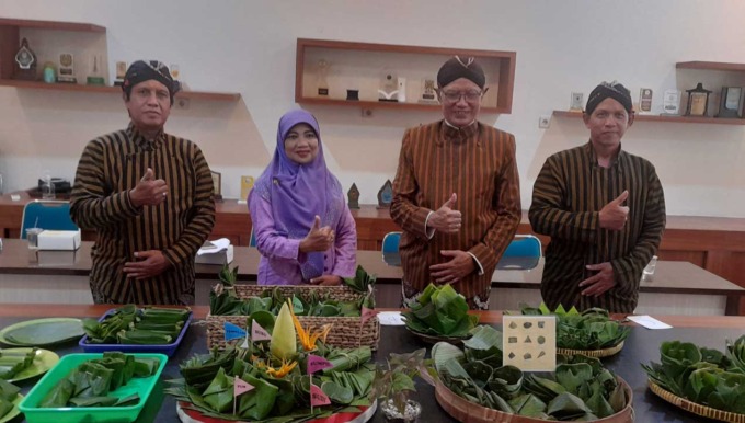 TRADISI : Ibu-ibu membuat bungkus makanan berupa pincuk dari daun pisang di DPP Kota Jogja (4/8).(SITI FATIMAH/RADAR JOGJA)