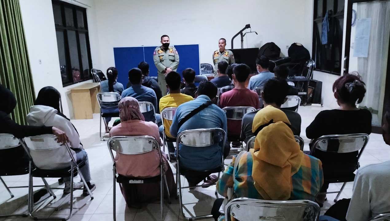 SIDAK: Satpol PP Kota Magelang bersama tim gabungan menggelar razia di beberapa penginapan Kota Magelang, Selasa malam (30/8).(DOK Satpol PP untuk Radar Jogja)