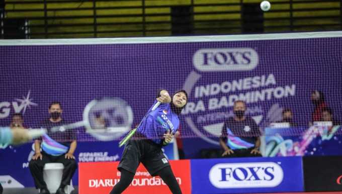 SEMANGAT: Pemain asal DIJ Qonitah Ikhtiar Syakuroh tampil pada hari pertama FOX’S Indonesia Para Badminton International 2022 di GOR Amongrogo, kemarin (23/8). Dia mengalahkan tunggal putri SL3 asal India, Neeraj dengan skor 2-0.(ELANG KHARISMA DEWANGGA/R