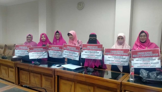 BELA GURU: Sejumlah ibu anggota PMMI mendatangi gedung DPRD DIJ, kemarin. Mereka menyampaikan aspirasi terkait masalah di SMAN 1 Banguntapan, Bantul.(KUSNO S. UTOMO/RADAR JOGJA)