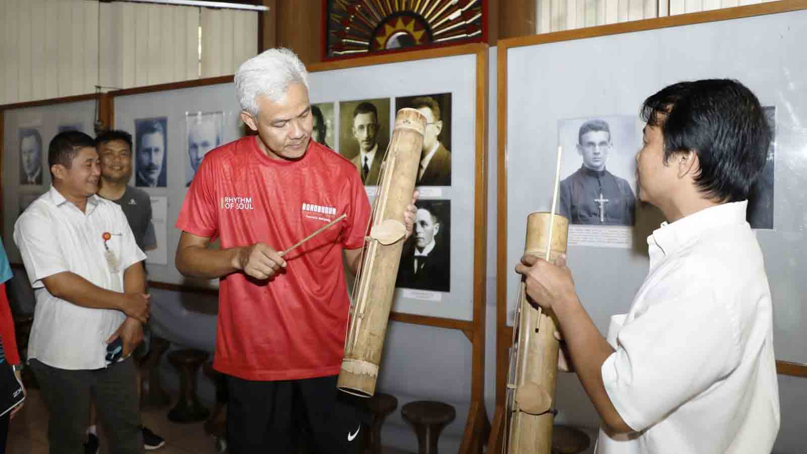 KUNJUNGAN KERJA: anjar berkesempatan belajar banyak hal tentang sejarah Nias. Bahkan, dia mendapat hadiah alat musik tradisional Tutuhao dan buku tentang Nias. (ISTIMEWA)