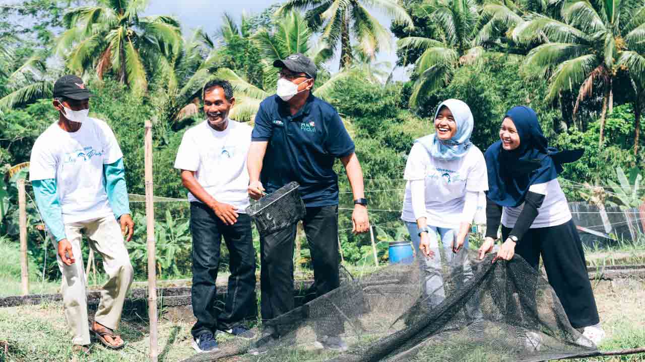 IKAN WADER: Dewan Komisaris PT PLN (Persero) Eko Sulistyo berkesempatan meninjau langsung proses budidaya wader tersebut dan mencicipi olahan wader hasil budidaya di kelompok pembudidaya ikan Mina Makmur Rejo Mulyo Turi, Sleman. (PLN FOR RADAR JOGJA)