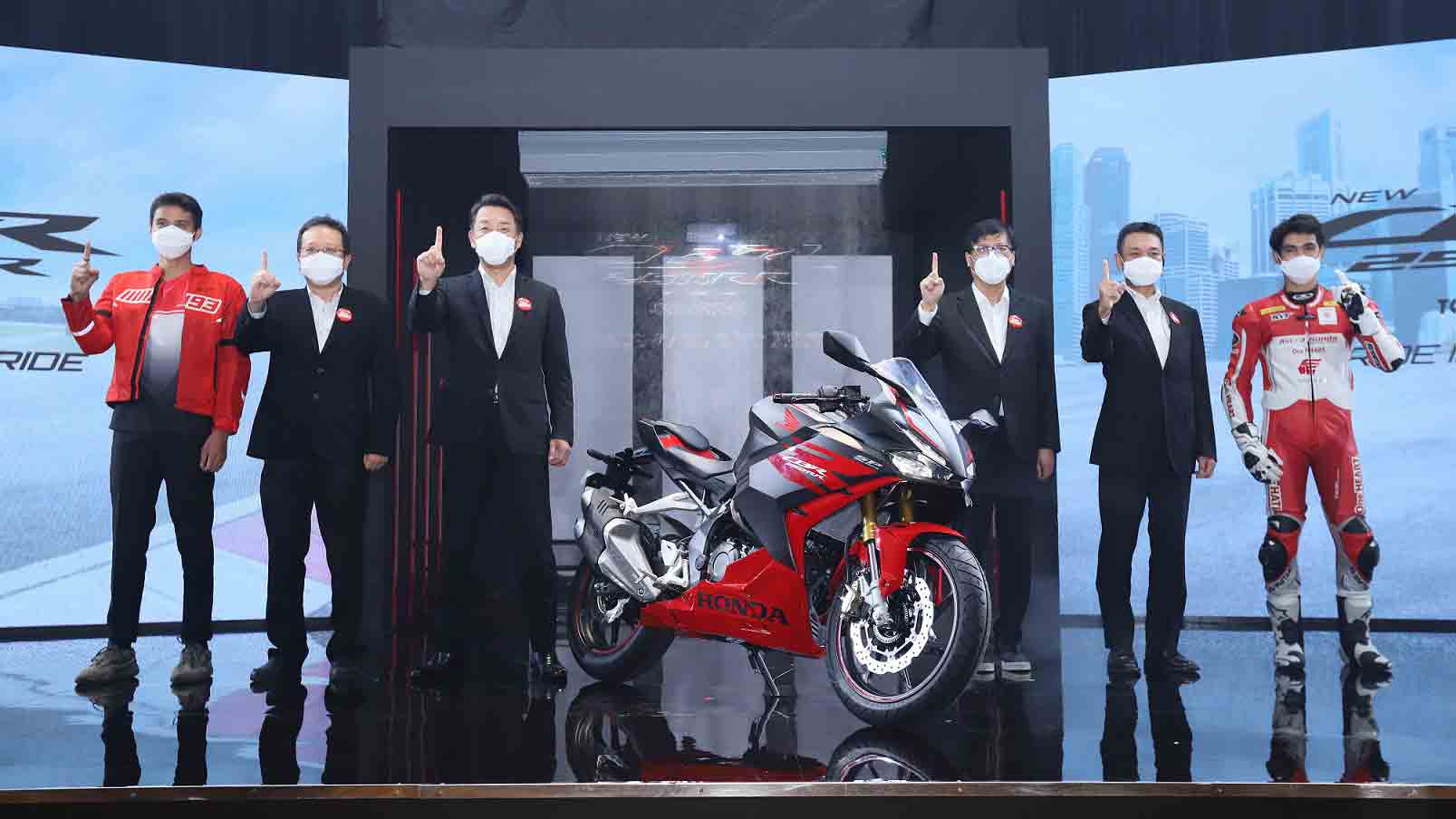 CBR250RR:  Para Pebalap Astra Honda Racing Team, Irfan Ardiansyah (Kiri) dan Andi Farid Izdihar (Kanan) Bersama Jajaran Board of Director PT Astra Honda Motor pada Peluncuran Supersport New CBR250RR di Karawang, Jawa Barat. (HONDA FOR RADAR JOGJA)